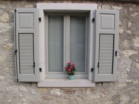 Ante ad Oscuro con Lamelle Girevoli e Sportello a Sporgere