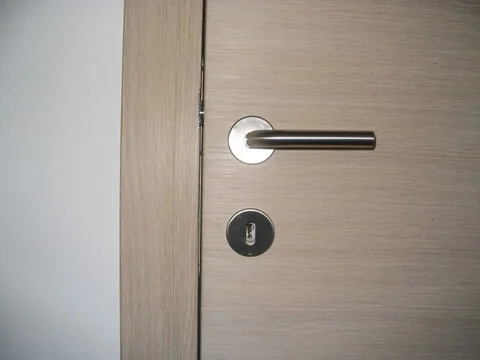 Maniglia in acciaio inox, su porta in Rovere Sbiancato