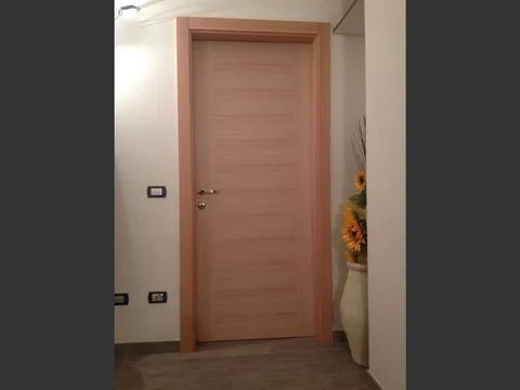 Porta in Larice con Venature verticali e orrizontali