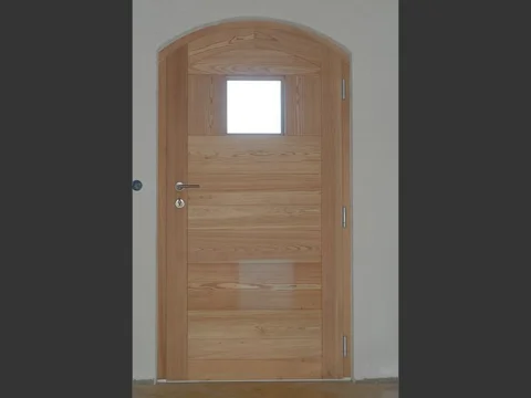 Portoncino ad arco in Larice. Questo portoncino presenta alte prestazioni alla tenuta anti effrazione