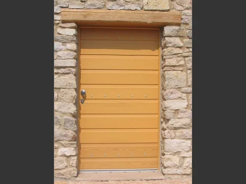 Portoncino rustico a doghe incrociate, verticali ed orrizontali. Portone per cantine, baite e malghe