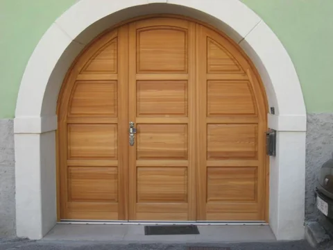 Portone ad Arco in Larice stile classico con bugne lavorate e ferramenta in ferro battuto
